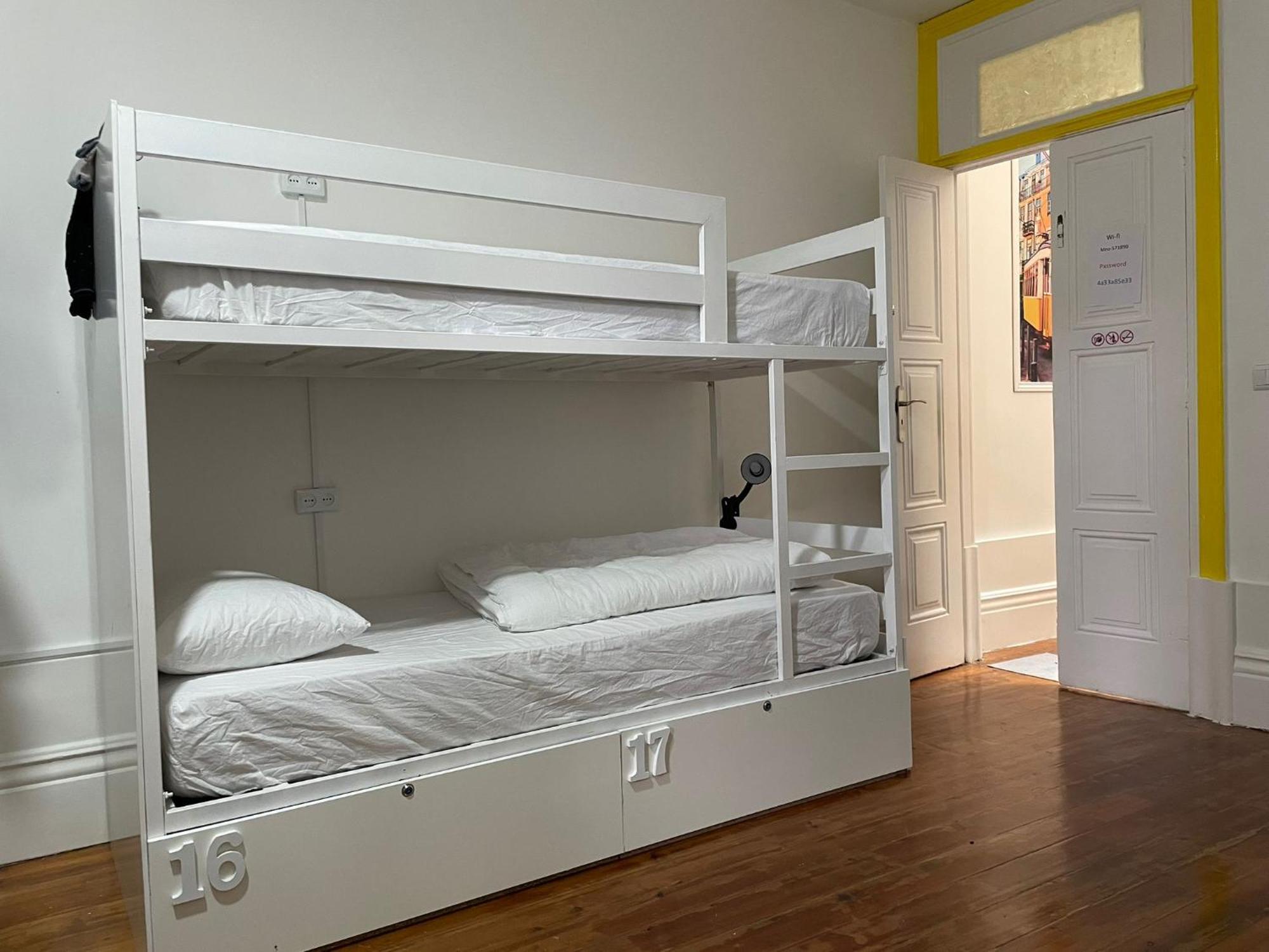 Owls Hostel Ildefonso Porto Bagian luar foto
